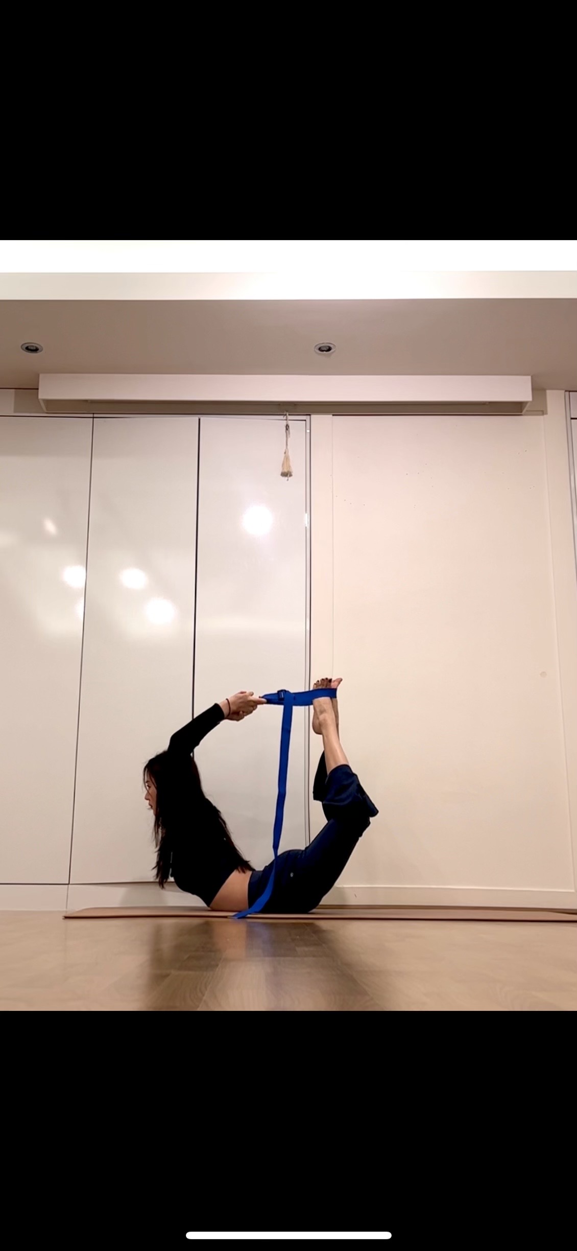 스트랩을 활용한 활자세 (Dhanurasana)