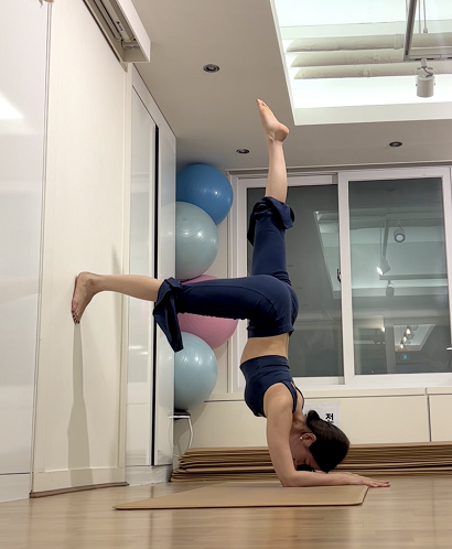 [강남역요가] Pincha mayurasana On the wall (벽을 이용한 공작새 깃털자세)
