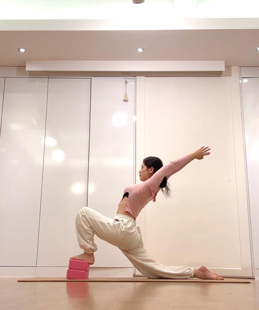 블록을 이용해 Low Lunge를 깊에 수련하는 방법