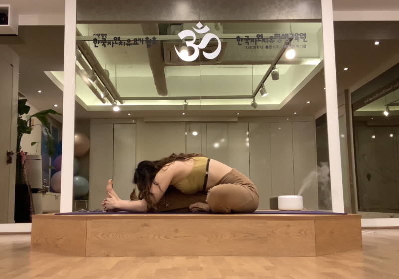 내면에 집중하며 안정을 취하기 좋은 요가자세