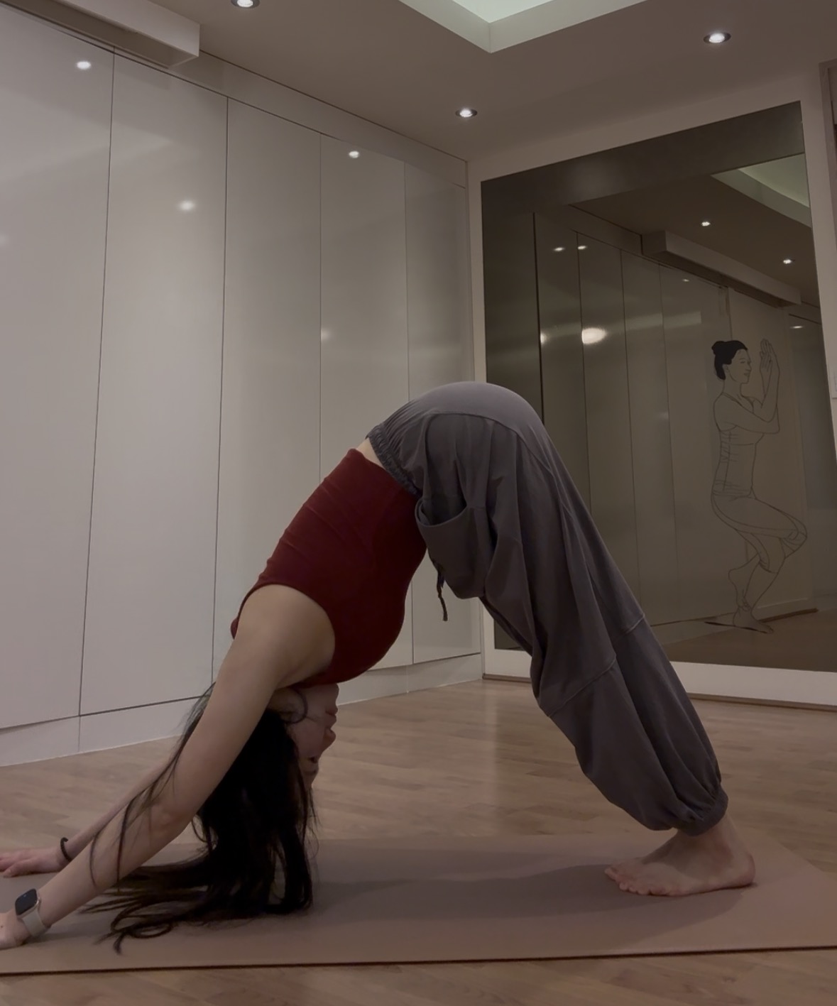 가슴을 위로 들어올려 요추의 공간을 만들어 접근하는 후굴동작인''아쉬와산찰라아사나''