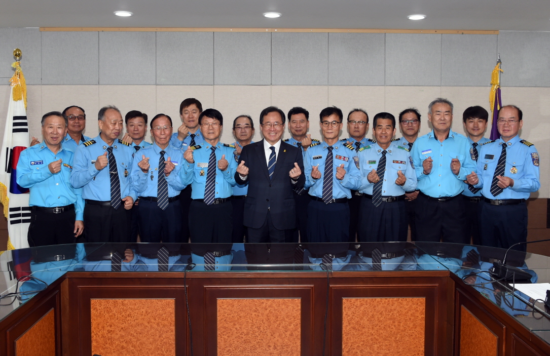 김석준 부산교육감 16일 수능 수험생 수송 유공자 16명 표창